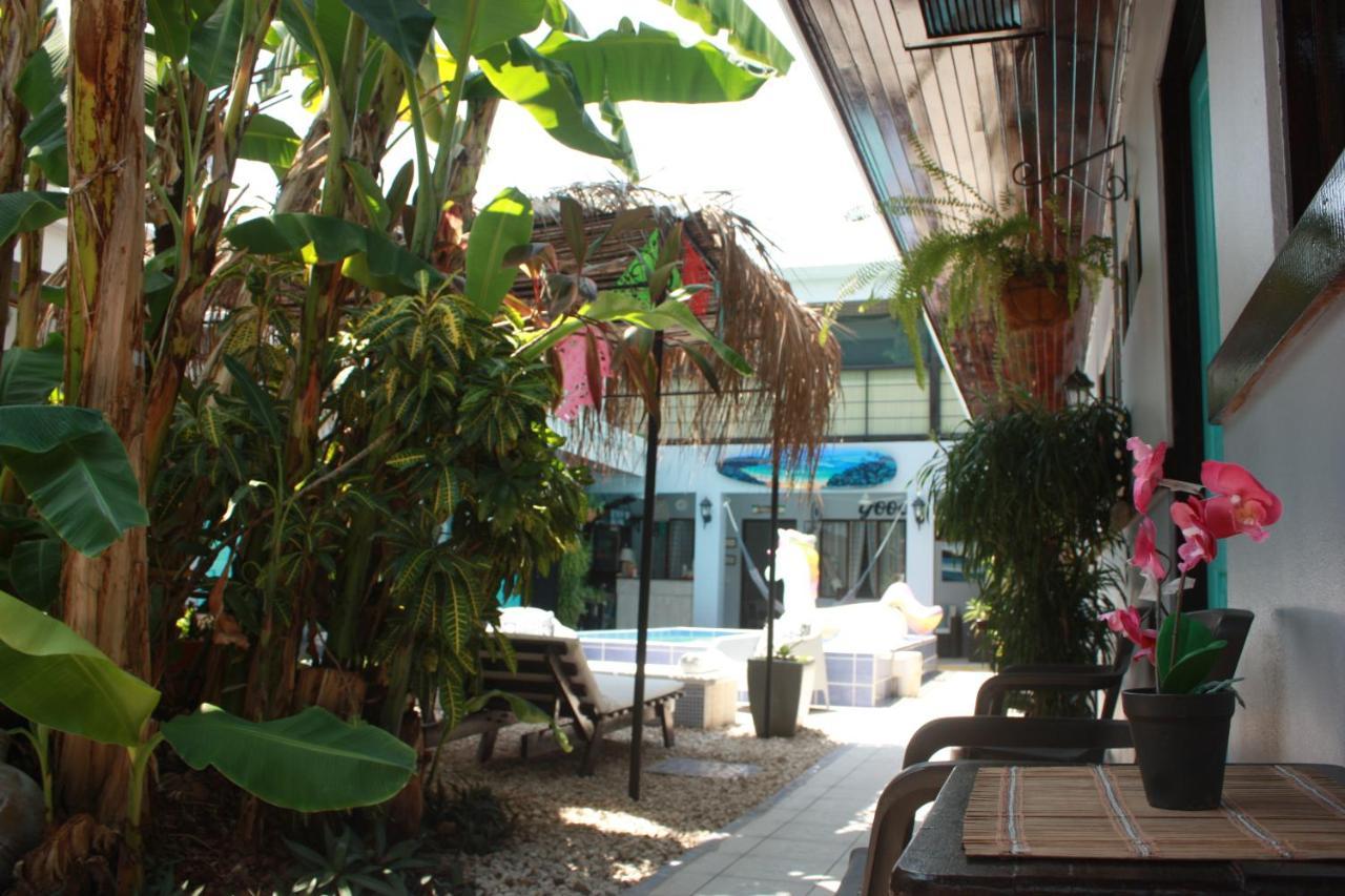 Hotel Perico Azul & Surf Camp Jacó Buitenkant foto