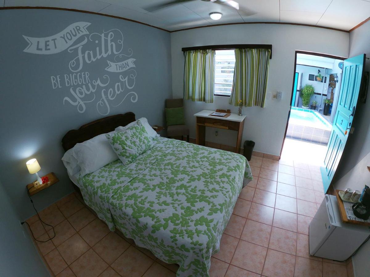 Hotel Perico Azul & Surf Camp Jacó Buitenkant foto